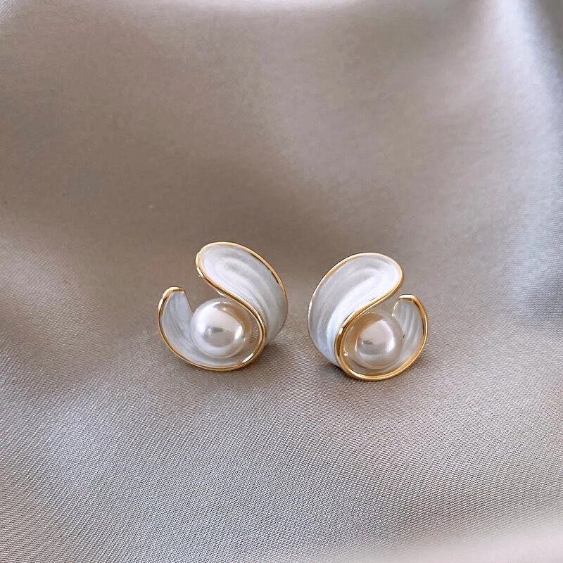Antoinette Luxe Oorbellen met Stralende Witte Opaal
