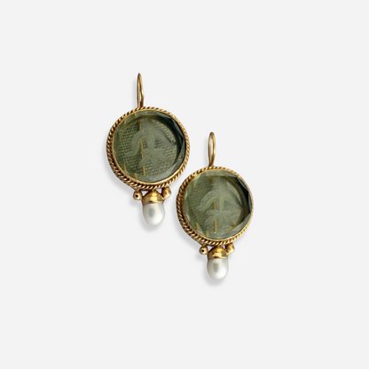 Penelope Vintage oorbellen met elegante groene steen en prachtige parel