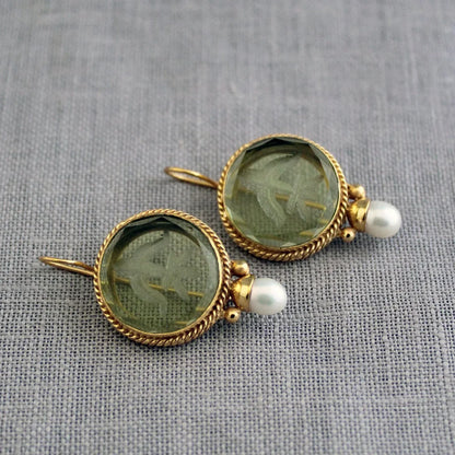 Penelope Vintage oorbellen met elegante groene steen en prachtige parel