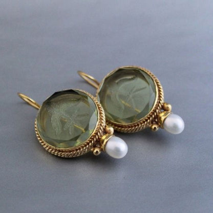 Penelope Vintage oorbellen met elegante groene steen en prachtige parel